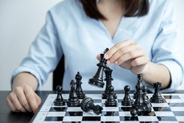 Satrancı strateji ve taktikle hareket ettir. Düşman kazanmak için, masa oyununda savaş, iş fırsatı yarışması stratejik meydan okuma konsepti.