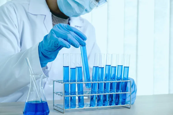 Cientistas Possuem Tubo Vidro Cheio Líquido Químico Azul Para Pesquisa — Fotografia de Stock