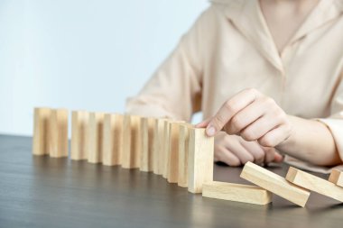 El ele tutuşmak tahta oyununu engeller, yönetim ve strateji riski kavramını, büyüme işi başarı süreci ve takım çalışması.