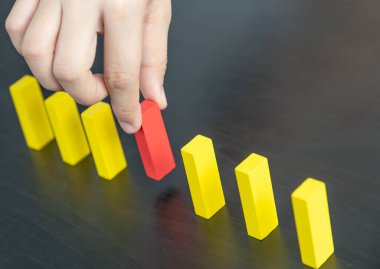 El ele tutuşmak tahta oyununu engeller, yönetim ve strateji riski kavramını, büyüme işi başarı süreci ve takım çalışması.
