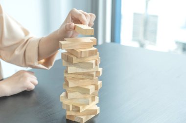 El ele tutuşmak tahta oyununu engeller, yönetim ve strateji riski kavramını, büyüme işi başarı süreci ve takım çalışması.