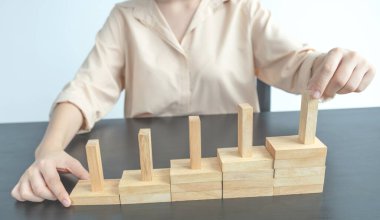 El ele tutuşmak tahta oyununu engeller, yönetim ve strateji riski kavramını, büyüme işi başarı süreci ve takım çalışması.