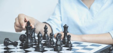 Satrancı strateji ve taktikle hareket ettir. Düşman kazanmak için, masa oyununda savaş, iş fırsatı yarışması stratejik meydan okuma konsepti.