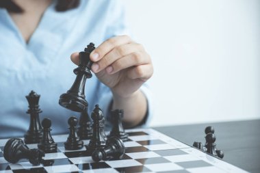 Satrancı strateji ve taktikle hareket ettir. Düşman kazanmak için, masa oyununda savaş, iş fırsatı yarışması stratejik meydan okuma konsepti.