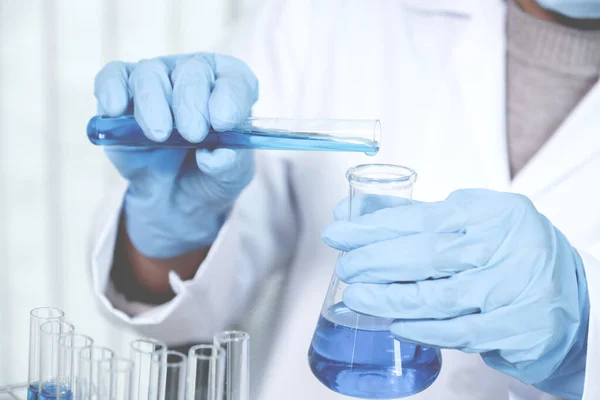 Cientistas Possuem Tubo Vidro Cheio Líquido Químico Azul Para Pesquisa — Fotografia de Stock