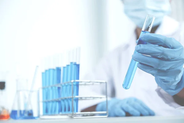 Naukowcy Trzymają Szklaną Rurkę Wypełnioną Niebieskim Płynem Chemicznym Badań Analiz — Zdjęcie stockowe