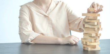 El ele tutuşmak tahta oyununu engeller, yönetim ve strateji riski kavramını, büyüme işi başarı süreci ve takım çalışması.