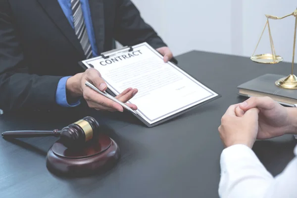 Male Lawyer Providing Service Consult Business Dispute Businessman — Stock Photo, Image