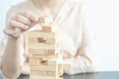 El ele tutuşmak tahta oyununu engeller, yönetim ve strateji riski kavramını, büyüme işi başarı süreci ve takım çalışması.