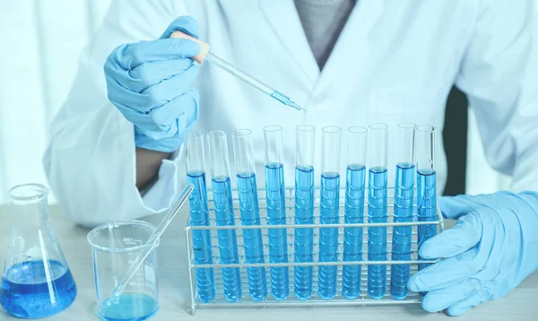 Gli Scienziati Tengono Pipetta Rilasciano Liquido Chimico Blu Ricerca Analisi — Foto Stock