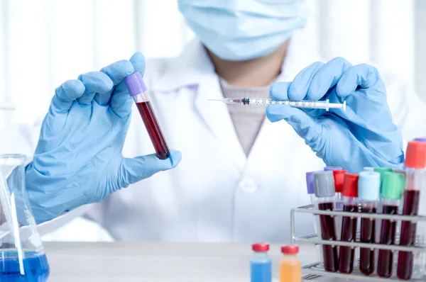 Mão Médico Segurando Uma Amostra Tubo Sangue Para Análise Teste — Fotografia de Stock