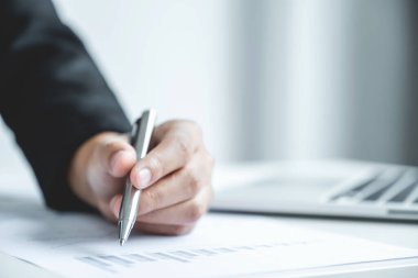 İş kadını, zorlu iş hedefleri belirleme ve yeni hedefe ulaşmayı planlama konusunda ofis çizelgesini işaret ediyor..