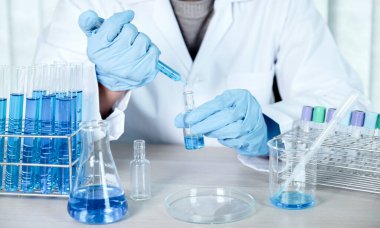 Doktorlar, laboratuvarda araştırma ve analiz için, bakteri virüslerini tedavi etmek için, aşı ve mavi kimyasal sıvıyı emmek için bir şırınga kullanırlar..