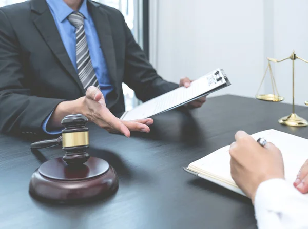 Αρσενικός Δικηγόρος Παρέχει Υπηρεσίες Για Συμβουλεύσει Επιχειρηματική Διαφωνία Επιχειρηματία — Φωτογραφία Αρχείου