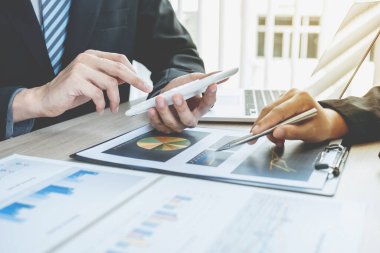 İş adamları ve iş kadınları iş gelirlerini artırmak için strateji planlamak üzere toplanıyorlar. Beyin fırtınası grafiği analizi yapın ve yeni hedefin başarısını tartışın..