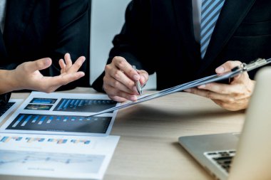 İş adamları ve iş kadınları iş gelirlerini artırmak için strateji planlamak üzere toplanıyorlar. Beyin fırtınası grafiği analizi yapın ve yeni hedefin başarısını tartışın..