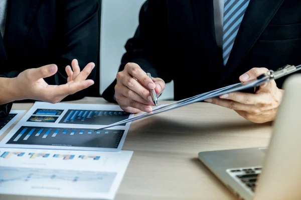 Zakenmannen Zakenvrouwen Komen Samen Strategieën Plannen Het Bedrijfsinkomen Verhogen Laat — Stockfoto