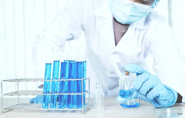 Cientistas Seguram Uma Garrafa Vidro Cheia Líquido Químico Azul Para — Fotografia de Stock