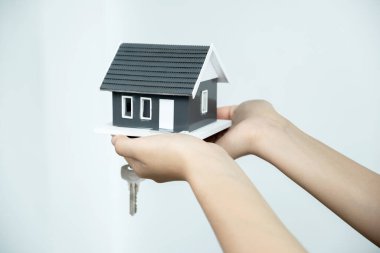 Bir emlakçı tut, ev modelini tut, ve iş sözleşmesini açıkla, kira, satın alma, ipotek, kredi veya ev sigortasını alıcıya.