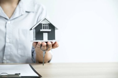 Bir emlakçı tut, ev modelini tut, ve iş sözleşmesini açıkla, kira, satın alma, ipotek, kredi veya ev sigortasını alıcıya.
