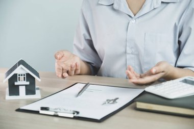 Emlakçı iş sözleşmesini, kirayı, satın almayı, ipoteği, krediyi ya da ev sigortasını kadın alıcıya açıklar..