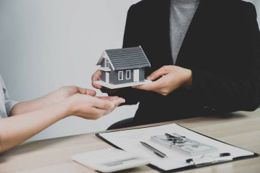Bir emlakçı tut, ev modelini tut, ve iş sözleşmesini açıkla, kira, satın alma, ipotek, kredi veya ev sigortasını alıcıya.