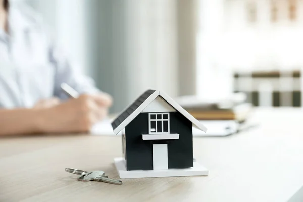 Home Model Voor Een Makelaar Verklaren Het Zakelijke Contract Huur — Stockfoto