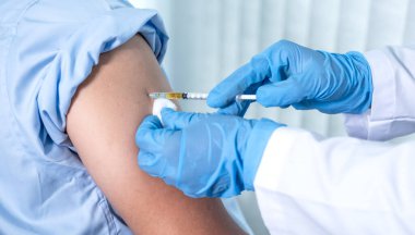 Doktorun elinde şırınga vardı ve virüsün yayılmasını önlemek için klinikteki bir hastayı aşılamak üzereydi..