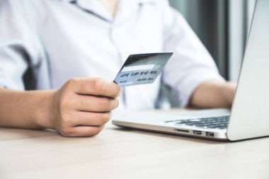 İş kadını el bilgisayarı, ev bilgisayarından online alışveriş için kredi kartı, ödeme e-ticaret, internet bankacılığı, harcama.