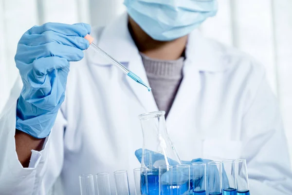 Cientistas Seguram Pipeta Soltam Líquido Químico Azul Para Pesquisa Análise — Fotografia de Stock