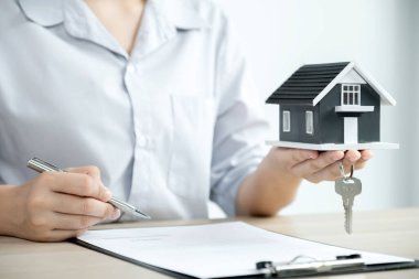 Bir emlakçı tut, ev modelini tut, ve iş sözleşmesini açıkla, kira, satın alma, ipotek, kredi veya ev sigortasını alıcıya.