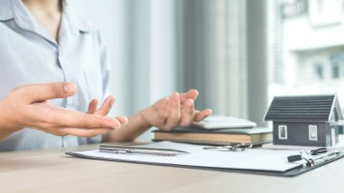 Emlakçı iş sözleşmesini, kirayı, satın almayı, ipoteği, krediyi ya da ev sigortasını kadın alıcıya açıklar..