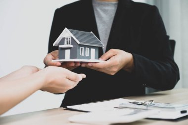 Bir emlakçı tut, ev modelini tut, ve iş sözleşmesini açıkla, kira, satın alma, ipotek, kredi veya ev sigortasını alıcıya.