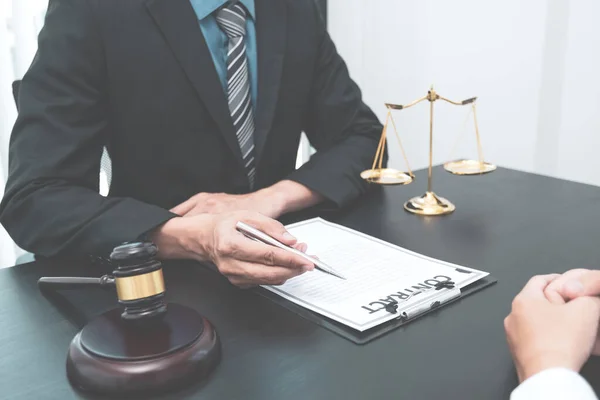 Advogado Masculino Está Prestando Serviço Para Consultar Disputa Negócios Para — Fotografia de Stock