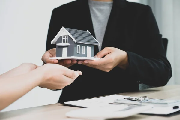 Hand Real Estate Agent Hold Home Model Explain Business Contract — Stock Photo, Image