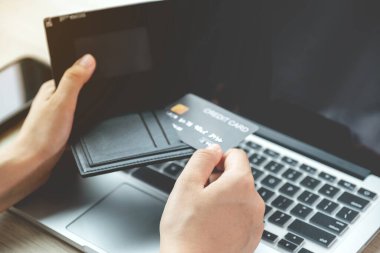 İş kadınları, bir sonraki tatil, ödeme e-ticaret, internet bankacılığı, harcama paraları için evden bir dizüstü bilgisayarla kredi kartlarını cebinden online alışverişe çıkarıyorlar..