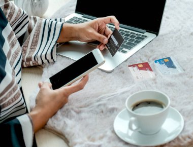 İş kadını, evden online alışveriş için kredi kartı tutuyor, ödeme ekommersi, internet bankacılığı, gelecek tatiller için akıllı telefona para harcıyor..