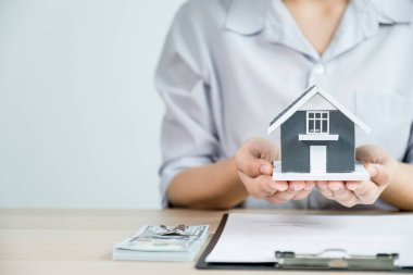 Bir emlakçı tut, ev modelini tut, ve iş sözleşmesini açıkla, kira, alım, ipotek, kredi, ya da ev sigortası.