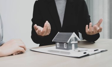 Emlakçı iş sözleşmesini, kirayı, satın almayı, ipoteği, krediyi ya da ev sigortasını kadın alıcıya açıklar..