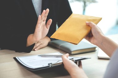 Hükümet yetkilileri rüşvet parasını iş adamlarından yolsuzluk ve rüşvet karşıtı konsepti almak için reddettiler..