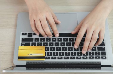 İş kadını ev bilgisayarından el alışverişi yapıyor. Kredi kartı, ödeme e-ticaret, internet bankacılığı, harcama parası..