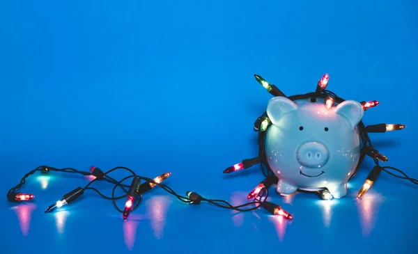 Blaues Sparschwein Mit Lichterkette Fröhlichen Dezemberfest Ersparnisse Für Das Weihnachtskonzept — Stockfoto