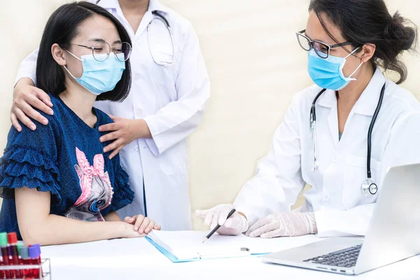Médecin Explique Les Résultats Examen Une Jeune Femme Asiatique Dans — Photo