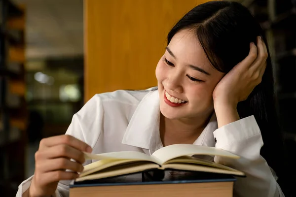 Joven Asiática Estudiante Universitaria Ojos Lectura Libro Investigación Aprender Los Imagen de archivo