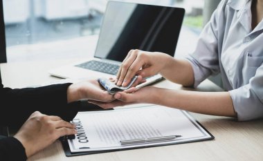 Hükümet yetkilileri yolsuzluk ve rüşvetle mücadele kavramını işadamlarından rüşvet alıyor.