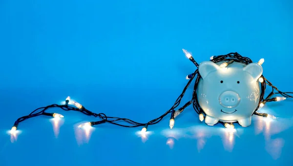 Mutlu Aralık Festivali Nde Noel Telli Işıkları Olan Mavi Kumbara — Stok fotoğraf
