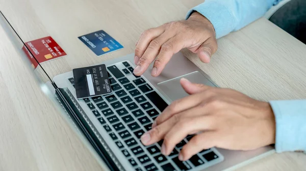 Деловая Женщина Вручную Использовать Ноутбук Проведение Кредитной Карты Покупок Интернете — стоковое фото