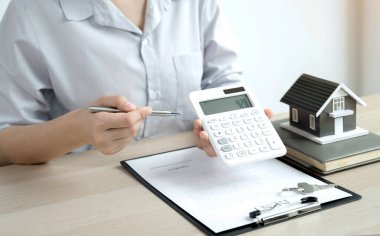 Emlakçı iş sözleşmesini, kirayı, satın almayı, ipoteği, krediyi ya da ev sigortasını kadın alıcıya açıklar..