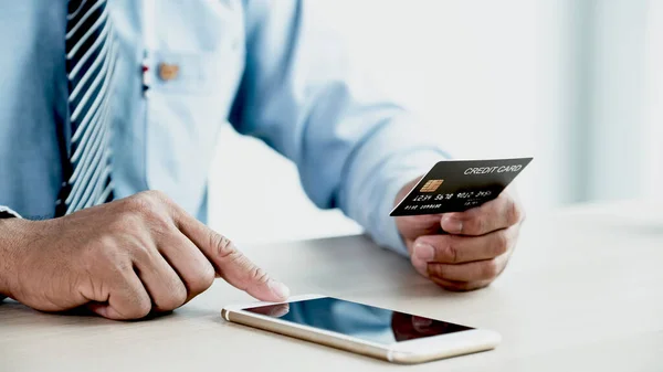 Empresario Mano Uso Teléfonos Inteligentes Celebración Tarjeta Crédito Compras Línea —  Fotos de Stock