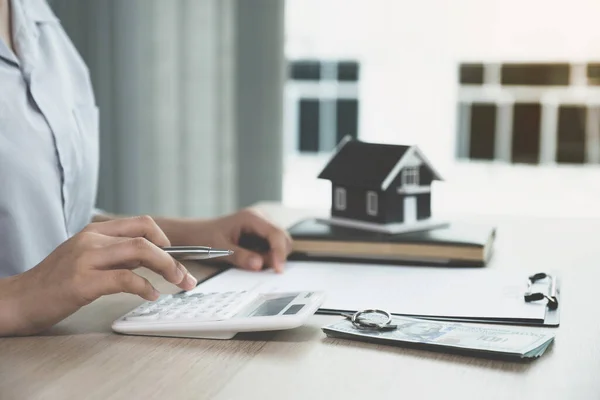 Makelaar Hand Gebruik Rekenmachine Leg Het Zakelijke Contract Huur Koop — Stockfoto